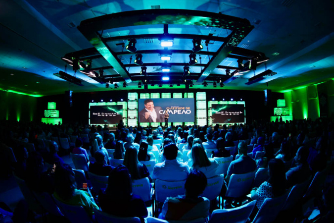 Congresso empresarial movimenta serviços e turismo do Paraná em Foz do Iguaçu