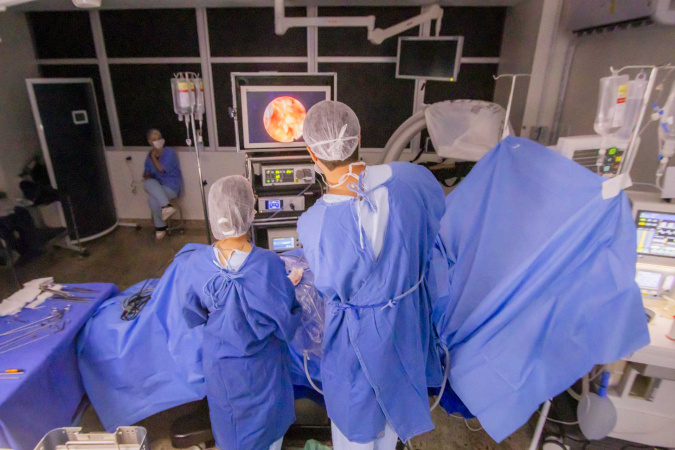 Hospital Universitário da UEPG realiza cirurgia inédita de endoscopia de coluna pelo SUS