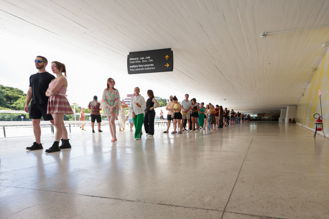 Visitantes lotam o Museu Oscar Niemeyer no primeiro dia do ano de entrada gratuita