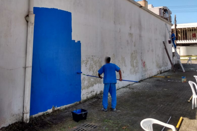 Custodiados do Litoral atuam na limpeza e manutenção de escolas e postos de saúde