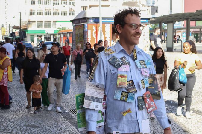 Museu Paranaense abre neste domingo “Vitrine Panfletária”, do artista pernambucano Elilson