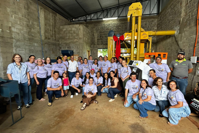 Apoio do Estado: pequenos produtores de Lidianópolis ganham beneficiadora de café
