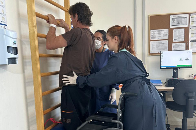 Após aplicação da polilaminina, paciente inicia fisioterapia no Hospital de Reabilitação