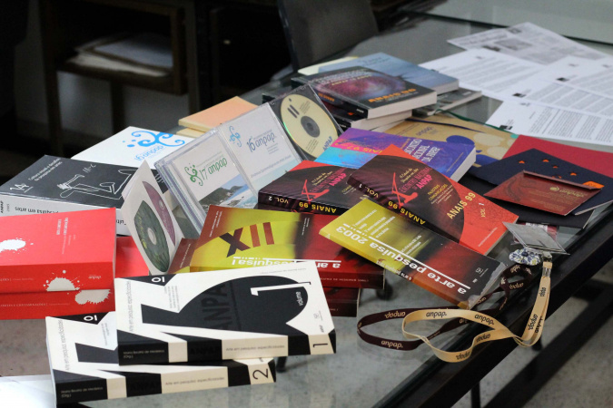 Artista doa materiais da ANPAP para o Centro de Pesquisa do MAC Paraná