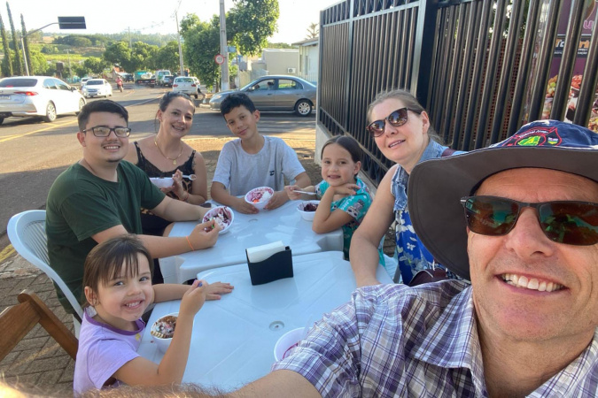 Casal canadense reencontra estudantes do Ganhando o Mundo em cidades do Paraná