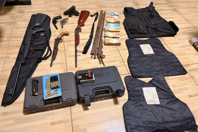 PMPR apreende seis armas e R$ 46 mil em residência no Vale do Ivaí